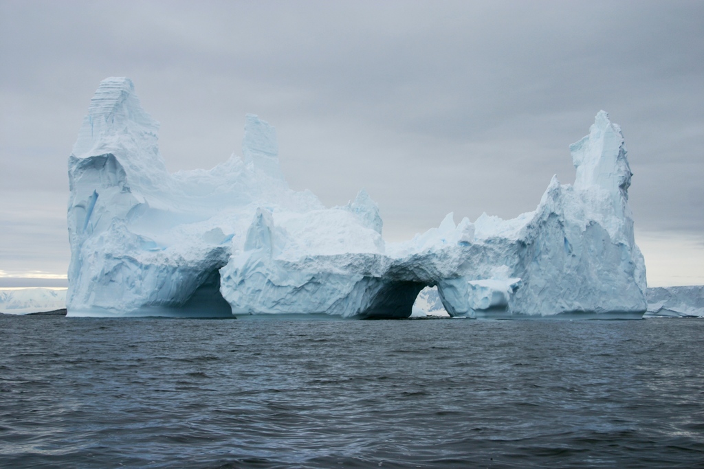 Why snow is white but glacier ice is blue