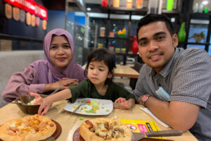 Firman Parlindungan and family eating pizza